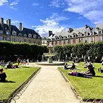 Paris Marais Lumiere New